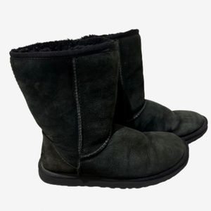 UGG Women  CLASSIC SHORT II BLK Size US 8. Condition is Pre-owned